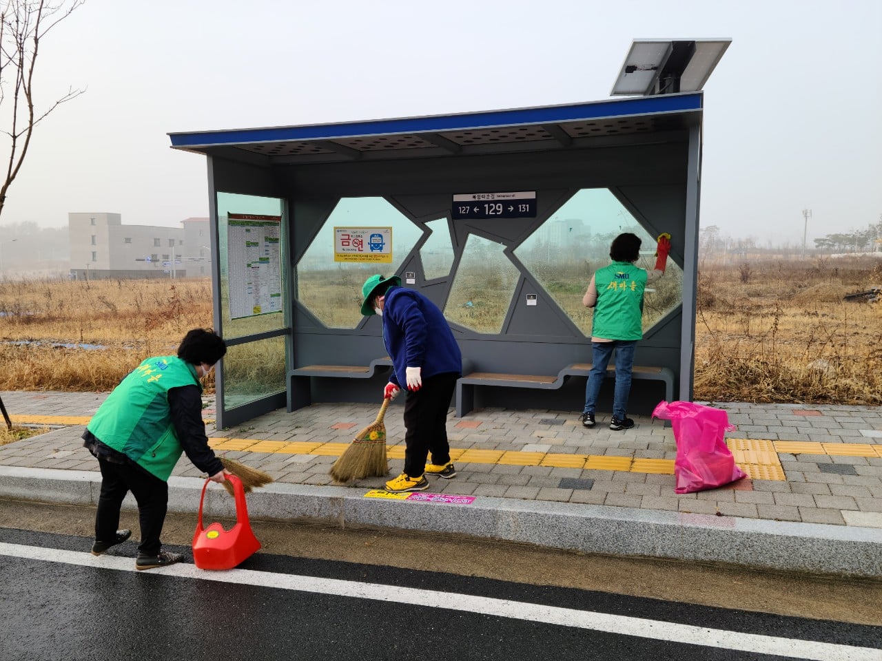 용두동 새마을부녀회 버스 승강장 청소 이미지 2